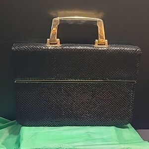 💼Vintage metal mesh like handbag/briefcase.  Black with gold accents.